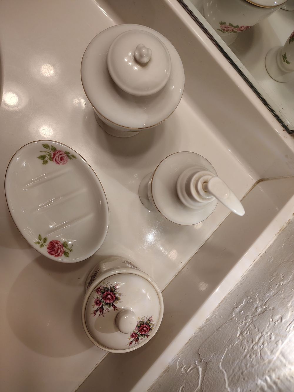 Classic Floral Ceramic Soap Dish and Bath Accessory Set - White with Pink Roses - Picture 4 of 4